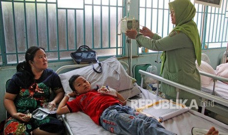 Seorang anak yang terjangkit penyakit demam berdarah dengue (DBD) mendapat perawatan intensif tenaga medis. Sejak awal tahun hingga saat ini ada 33 warga Purbalingga yang terjangkit DBD . Ilustrasi.