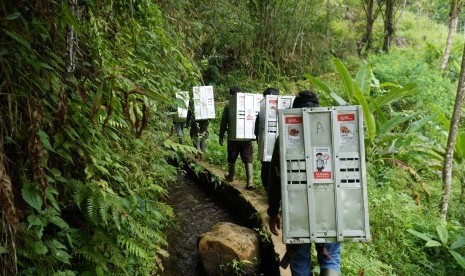 Sebanyak 10 ekor kukang jawa dilepasliarkan di kawasan Suaka Margasatwa Gunung Sawal, Kabupaten Ciamis, Kamis (28/11).