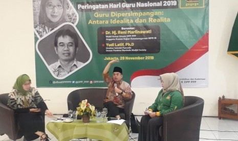 Cendikiawan muslim Indonesia, Yudi Latief saat menjadi pembicara dalam diskusi publik bertema 