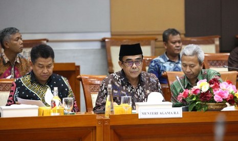 Menteri Agama (Menag) Fachrul Razi (tengah) didampingi jajarannya, mengikuti Rapat Kerja (Raker) dengan Komisi VIII DPR, di Kompleks Parlemen, Senayan, Jakarta, Kamis (28/11/2019).