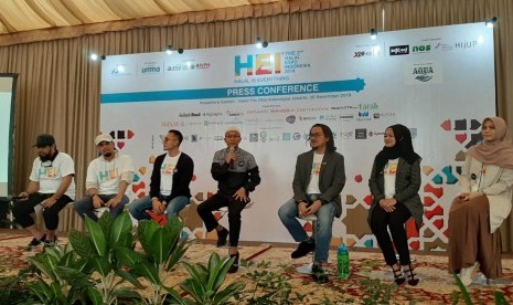 Penasihat Halal Expo Indonesia (HEI) 2019, Ustaz Fatih Karim (tengah) sedang menjelaskan cara hidup halal dalam sesi konferensi pers di Hotel  The Dharmawangsa, Jakarta, Kamis (28/11). Halal Expo 2019 yang mengusung tema 