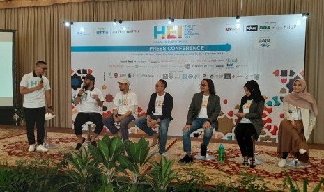 Penasihat Halal Expo Indonesia (HEI) 2019, Ustaz Fatih Karim (tengah) sedang menjelaskan cara hidup halal dalam sesi konferensi pers di Hotel  The Dharmawangsa, Jakarta, Kamis (28/11). Halal Expo 2019 yang mengusung tema 