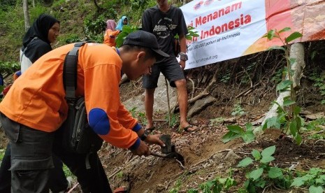 Rumah Zakat bersama Destana Suci tanam pohon konservasi untuk menggali potensi wisata desa di kawasan Gunung Pasang, Jember, Jawa Timur, Ahad (24/11).