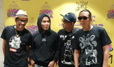 Grup musik Slank. Slankers, penggemar berat Slank, di Pekanbaru ingin wabah corona segera usai agar bisa kembali menyaksikan band favoritnya. Mereka pun berpartisipasi dalam pencegahan penyebaran corona dengan membagikan masker. 