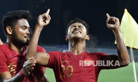 Pemain Timnas U-22 Indonesia Osvaldo Haay (kanan) merayakan gol bersama rekannya Saddil Ramdani dalam pertandingan Grup B SEA Games 2019 di Stadion Rizal Memorial, Manila, Filipina, Kamis (28/11/2019).