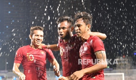 Pemain Timnas U-22 Indonesia Osvaldo Haay (kanan) merayakan gol bersama rekannya Saddil Ramdani (tengah) dan Egy Maulana Vikri dalam pertandingan Grup B SEA Games 2019 di Stadion Rizal Memorial, Manila, Filipina, Kamis (28/11/2019).