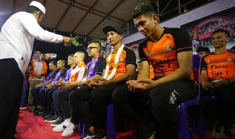 Pemuka agama menepungtawari para pemain Persiraja Banda Aceh saat tiba di stadion H Dimurthala Banda Aceh, Aceh, Kamis (28/11/2019).