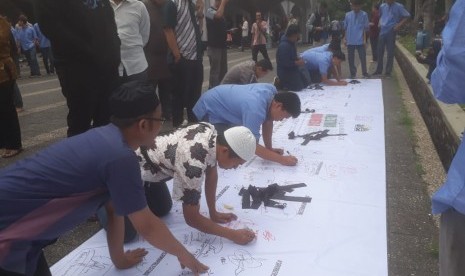 Jemaah salat Jumat di Masjid Pusdai, Jabar ikut menandatangani petisi dukungan terhadap Palestina, Jumat (29/11). 