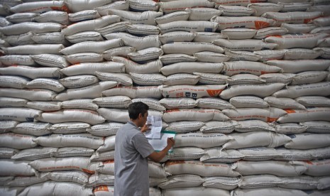 Kepala Gudang Bulog Serang Hendra memeriksa stok beras di Gudang Bulog Sub Divisi Regional Serang di Serang, Banten, Jumat (29/11/2019).