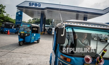 Sejumlah bajaj antre untuk pengisian bahan bakar gas di Klender, Jakarta, akhir 2019 lalu. Pengamat transportasi menyarankan, penggunaan bajaj sebagai transportasi umum alternatif ojek kembali digalakkan.