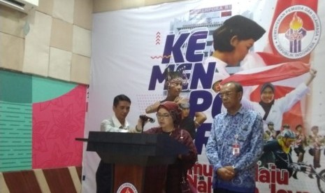 Ketua Umum Persatuan Senam Indonesia (Persani) Ita Yulia Irawan (tengah) saat memberikan pernyataan pers di kantor Kemenpora RI, Jakarta, Jumat (29/11) 