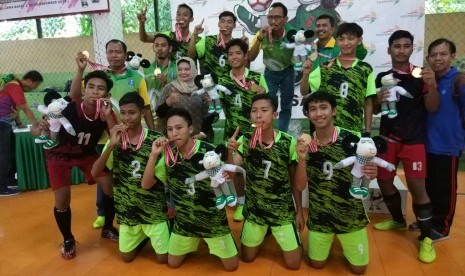 Tim futsal Jawa Timur meraih medali emas dalam ajang Pekan Olahraga dan Seni antar Pondok Pesantren Tingkat Nasional (Pospenas) di Queen Futsal, Jalan Katamso, Kota Bandung, Jumat (29/11).