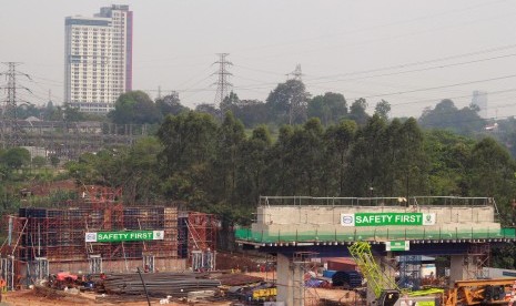 Pekerja mengerjakan pembangunan tiang penyanggah ruas tol Serpong Balaraja (Serbaraja) seksi satu Serpong - Legok di kawasan Serpong, Tangerang, Banten, Jumat (29/11/2019).