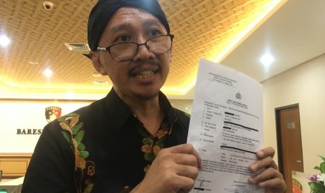 Aktivis media sosial Permadi Arya alias Abu Janda yang memiliki nama asli Heddy Setya Permadi melaporkan Ustaz Maheer At-Thuwailibi ke Bareskrim Polri, Jakarta Selatan, Jumat (29/11/2019).