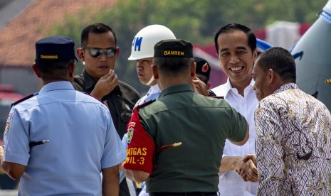 Presiden Joko Widodo (kanan) tiba di Pelabuhan Patimban, Subang, Jawa Barat, Jumat (29/11/2019).