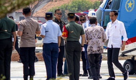 Presiden Joko Widodo (kanan) tiba di Pelabuhan Patimban, Subang, Jawa Barat, Jumat (29/11/2019).