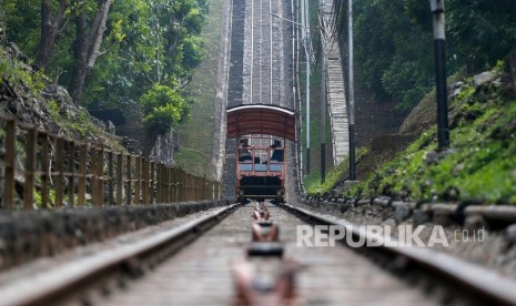 Petugas menaiki alat transportasi tradisional Lori atau kereta kecil di Pembangkit Listrik Tenaga Air (PLTA) Lamajan Indonesia Power, Pangalengan, Kabupaten Bandung, Jawa Barat, Jumat (29/11). Kementerian Energi dan Sumber Daya Mineral (ESDM) menyebut kebutuhan pembangunan 52 smelter hingga 2022 mencapai 4,7 gigawatt.