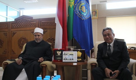 Wakil Rektor Universitas Al-Azhar Kairo Mesir, Syaikh Muhammad Abu Zaid Al-Amir (kiri, peci putih) saat berkunjung ke kampus Universitas Muhammadiyah Surakarta (UMS), di Kabupaten Sukoharjo, Jawa Tengah, Jumat (29/11), dan disambut oleh Rektor UMS Sofyan Anif (kanan).