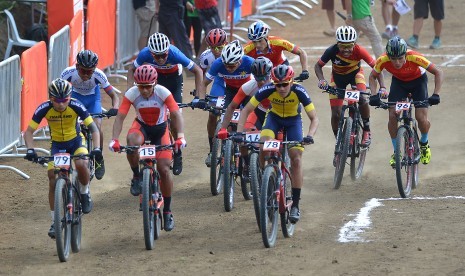 Pembalap sepeda Indonesia Zaenal Fanani (kedua kiri) berpacu dengan pembalap lainnya dalam pertandingan balap sepeda Cross Country SEA Games 2019 di kawasan Batangas, Filipina, Minggu (1/12/2019).