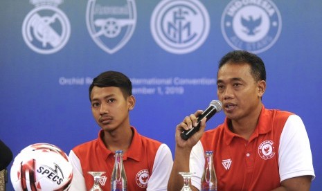 Pelatih Indonesia U-20 All Stars Eko Purdjianto (kanan) yang musim depan akan menjadi asisten pelatih sekaligus manajer PSIS Semarang.