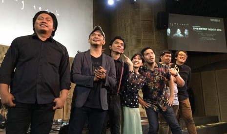 Galeri Indonesia Kaya mempersembahkan Teman Berteduh Intimate Show yang menampilkan Payung Teduh selama 60 menit pada Ahad (1/12).