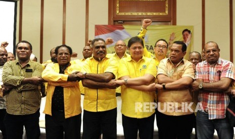 Ketua Umum Partai Golkar Airlangga Hartarto (ketiga kanan) berfoto dengan sejumlah pengurus Dewan Pimpinan Daerah (DPD) Partai Golkar wilayah Papua saat silaturahmi dengan para kader Partai Golkar wilayah Indonesia timur di Nusa Dua, Badung, Bali, Ahad (1/12/2019). 