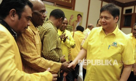 Ketua Umum Partai Golkar Airlangga Hartarto (kanan) berjabat tangan dengan sejumlah pengurus Dewan Pimpinan Daerah (DPD) Partai Golkar wilayah Papua saat silaturahmi dengan para kader Partai Golkar wilayah Indonesia timur di Nusa Dua, Badung, Bali, Ahad (1/12/2019). 