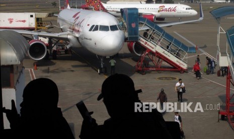 Penumpang Soekarno-Hatta Turun 11 Juta Selama 2019. Sejumlah penumpang turun dari pesawat di Bandara Soekarno Hatta, Tangerang, Banten (ilustrasi).