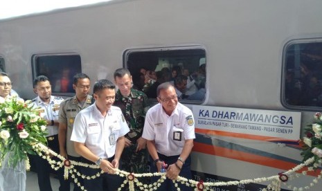 Direktur Utama Kereta Api Indonesia (KAI) Edi Sukmoro dan Executive Vice President KAI Daop 1 Jakarta Dadan Rudiansyah meresmikan peluncuran relasi baru Pasar Senen-Surabaya Pasar Turi dengan menggunakan KA Dharmawangsa. 