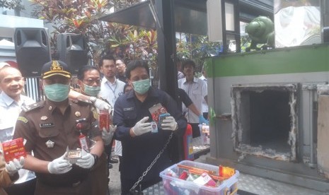 Balai Besar Pengawas Obat dan Makanan (BPOM) Bandung memusnahkan produk obat-obatan farmasi dan pangan ilegal yang tidak memiliki izin edar dan tidak memenuhi persyaratan, khasiat dan mutu, Senin (2/11) di jalan Pasteur. Nilai barang-barang tersebut kurang lebih mencapai Rp 4.935 miliar.