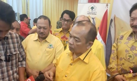 Tim Sukses Airlangga Hartarto, Happy Bone Zukarnain mengambil formulir untuk Airlangga Hartarto di Kantor DPP Golkar. Senin (2/12). 