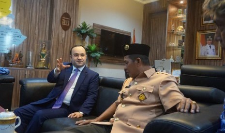 Duta besar Azerbaijan, Jalal Mirzayev bersama Wali Kota Syafrudin pada agenda kunjungan kerjasama Dubes di Pemkot Serang, Banten, Senin (2/12). 