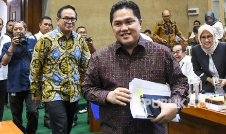 Menteri Badan Usaha Milik Negara (BUMN) Erick Thohir (kanan) bersama Wakil Menteri BUMN Kartika Wirjoatmodjo (kedua kiri) tiba di ruang komisi untuk mengikuti rapat dengan Komisi VI DPR, di kompleks Parlemen, Jakarta, Senin (2/12/2019). 