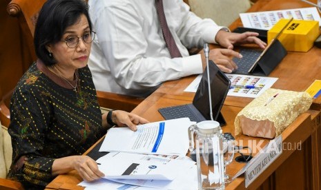 Menteri Keuangan Sri Mulyani (tengah) mengikuti rapat dengan Komisi XI DPR di kompleks Parlemen, Jakarta, Senin (2/12/2019). 