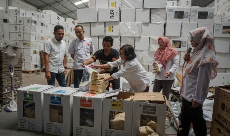 Ketua KPU Solo, Nurul Sutarti (ketiga kanan) didampingi Perwakilan Bawaslu Solo dan Petugas Kepolisian, membongkar isi kotak suara Pemilu 2019, di kantor Komisi Pemilihan Umum (KPU) Solo, Jawa Tengah, Senin (2/12/2019). 