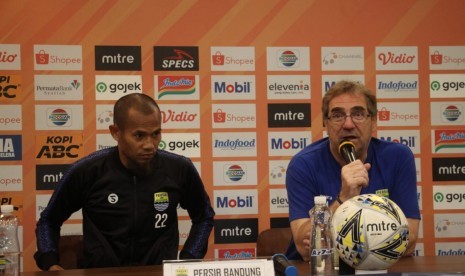 Pemain Persib Bandung, Supardi Nasir (kiri) dan pelatih Persib, Robert Rene Alberts (kanan) di Graha Persib, Jalan Sulanjana, Kota Bandung, Senin (2/12). 