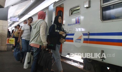 Penumpang bersiap naik kereta api.