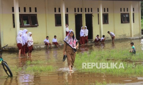  Sebanyak 40 siswa di SD Negeri 10 Talantam, Kabupaten Solok Selatan, Sumatera Barat, tidak bisa melaksanakan ujian semester karena sekolah mereka kebanjiran (Ilustrasi)