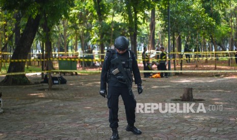 Anggota Gegana Brimob Polri berjaga di sekitar TKP ledakan di kawasan Monas, Jakarta, Selasa (3/12/2019). 