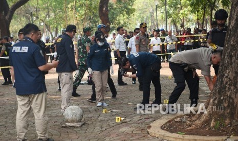 Anggota Labfor Mabes Polri mengumpulkan barang bukti di TKP ledakan di kawasan Monas, Jakarta, Selasa (3/12/2019).