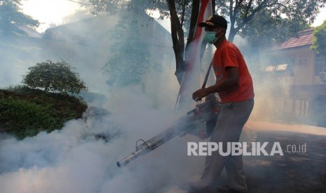 Petugas melakukan fogging atau pengasapan di Ponsok Cabe, Tangerang Selatan beberapa waktu lalu. (ilustrasi)