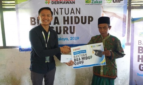 ACT Tasikmalaya memberikan bantuan kepada guru honorer di Kabupaten Tasikmalaya, Senin (2/12).