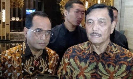 Menteri Perhubungan Budi Karya Sumadi dan Menteri Koordinator Bidang Kemaritiman dan Investasi Luhut Binsar Pandjaitan memberikan keterangan kepada wartawan usai menghadiri Rapat Kerja Kementerian Perhubungan di Hotel Grand Mercure, Kemayoran, Jakarta, Selasa (3/12). 