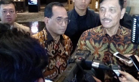 Menteri Perhubungan Budi Karya Sumadi dan Menteri Koordinator Bidang Kemaritiman dan Investasi Luhut Binsar Pandjaitan memberikan keterangan kepada wartawan usai menghadiri Rapat Kerja Kementerian Perhubungan di Hotel Grand Mercure, Kemayoran, Jakarta, Selasa (3/12). 