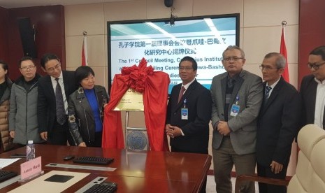 Rektor Universitas Sebelas Maret (UNS) Jamal Wiwoho dan Bian Huimin selaku Sekretaris partai di Universitas Xihua China meresmikan Pusat Penelitian Budaya Jawa-Sihuan di Gedung Administrasi Universitas Xihua China, Senin (2/12). 