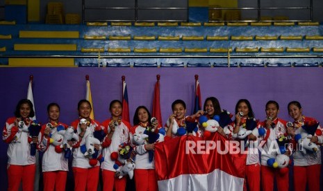 Timnas bulu tangkis putri Indonesia menunjukkan medali perak nomor beregu putri SEA Games 2019 di Kompleks Olahraga Muntinlupa, Manila, Filipina, Selasa (3/12/2019).