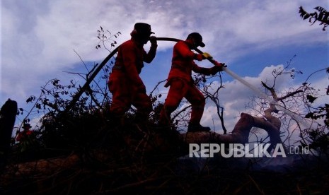 Petugas melakukan pemadaman karhutla gambut (ilustrasi).