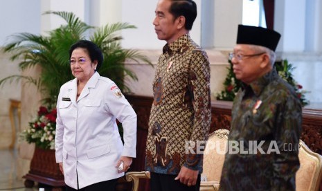 Presiden Joko Widodo (tengah) bersama Wakil Presiden Ma