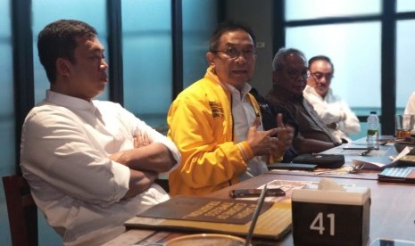 Tiga bakal calon ketua umum Golkar, Bambang Soesatyo, Indra Bambang Utoyo, dan Agun Gunandjar, berbicara soal pengunduran diri mereka di Rumah Makan Sate Khas Senayan, Pakubuwono, Jakarta Selatan, Selasa (3/12) sore.