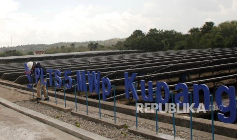 Hamparan Pembangkit Listrik Tenaga Surya (PLTS) Oelpuah, di desa Oelpuah, Kabupaten Kupang, Selasa (3/12).